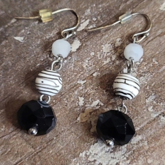 Vintage White Beaded Necklace Black & White Earrings Set - Picture 7 of 8